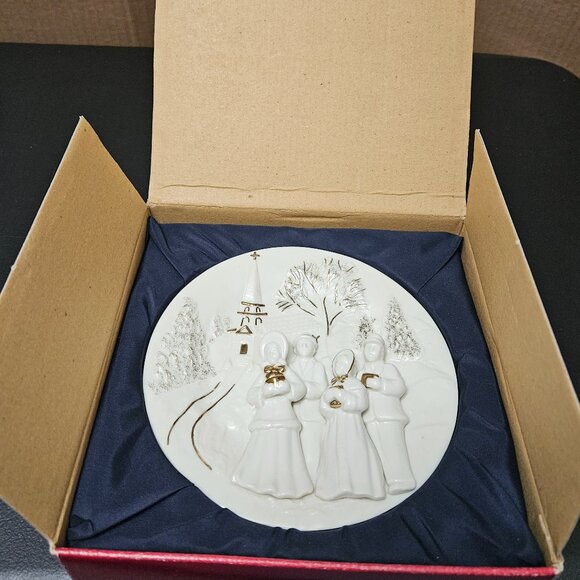 Mikasa Fine Porcelain FK001-202 Holiday Elegance Carolers Wall Plaque 6.5” - Picture 3 of 15